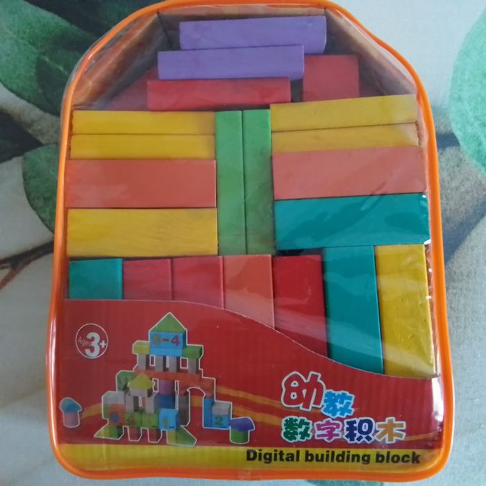 Деревянные кубики в наборе.