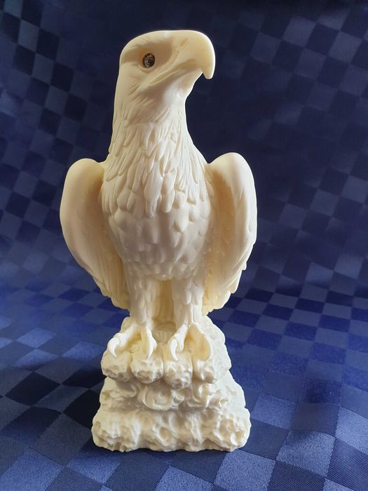 Масивна пластика на бял орел и Стар авторски акварел