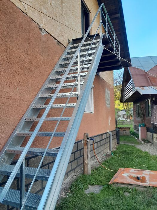 Scări metalice galvanizate la orice demisiune asiguram transport ori unde in tara mai multe detalii la Nr