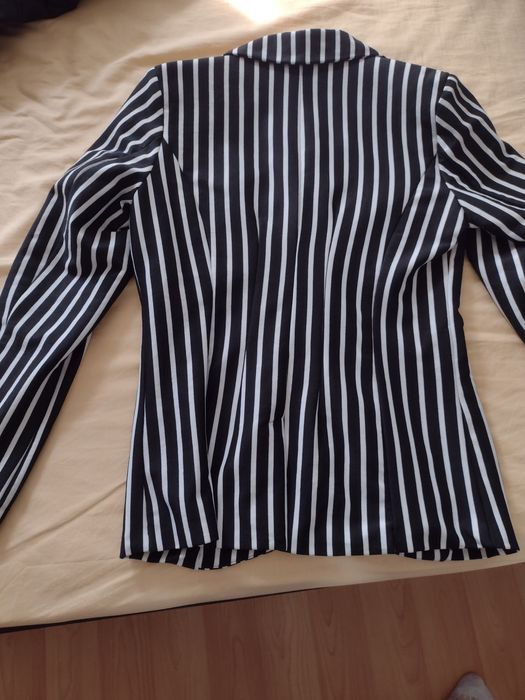 Сако раирано в черно и бяло