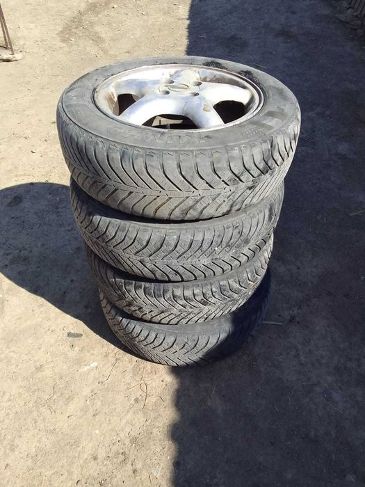 Vand cauciucuri de iarna  cu jante de aliaj