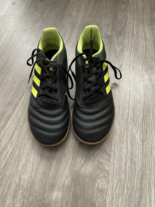 Футболни обувки адидас