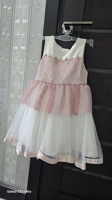 Продам нарядное платье на девочку!