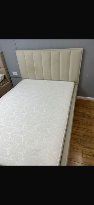 Продам двуспальную кровать с матрасом