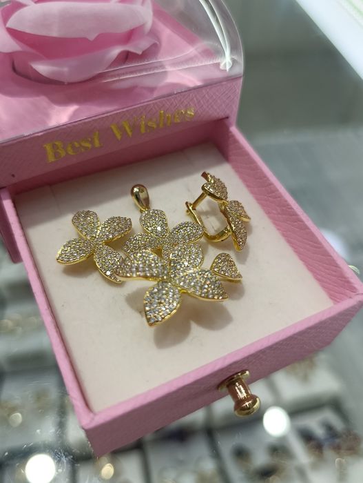 Очаровательный и нежный серебряный комплект