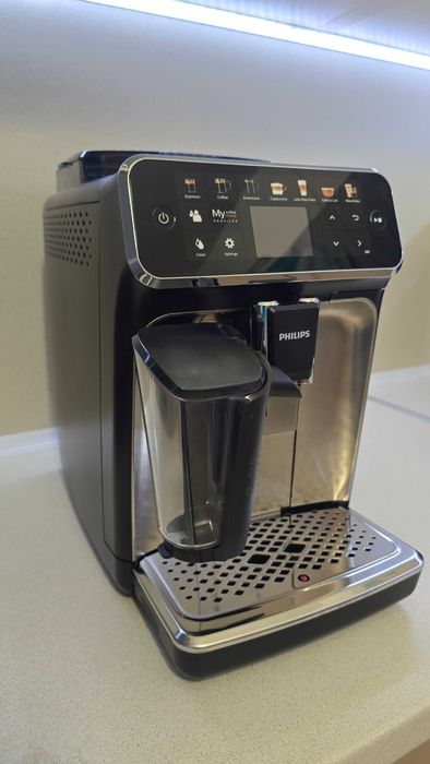Philips LatteGo EP5447/90 – автоматична кафемашина, отлично състояние