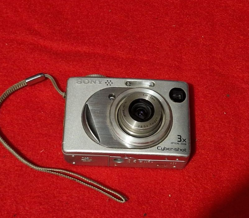 Aparat Photo sony cu defect la obiectiv, nu iese de tot.