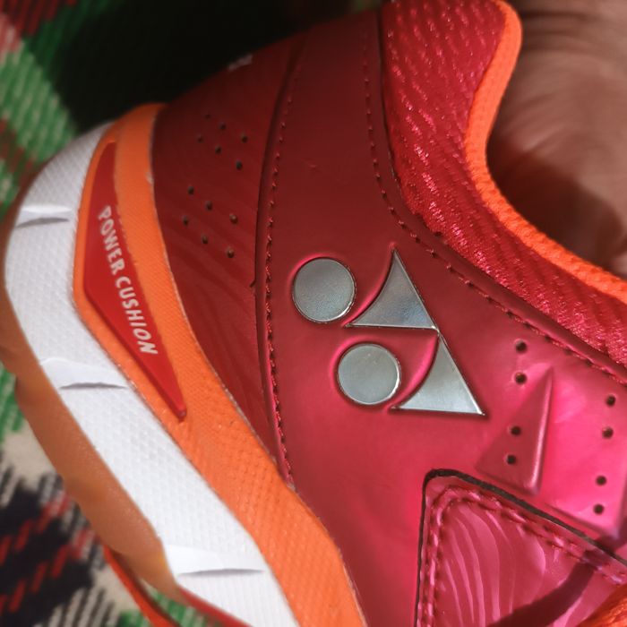 Тенис маратонки за червено.