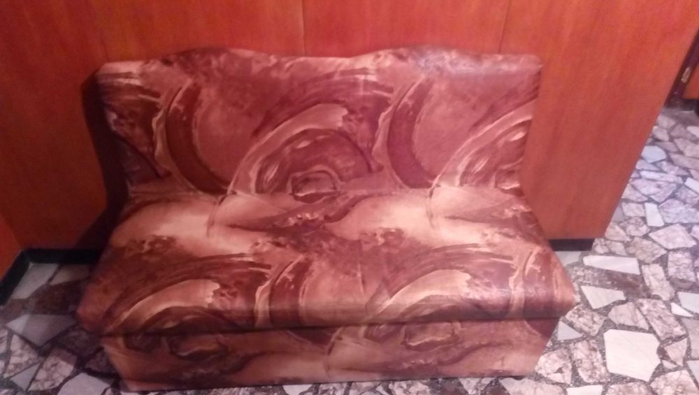 Продавам диван с ракла