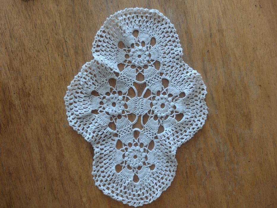 Покривки и карета плетени на една кука