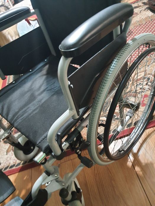 Vând cărucior nou pentru persoane cu dizabilități