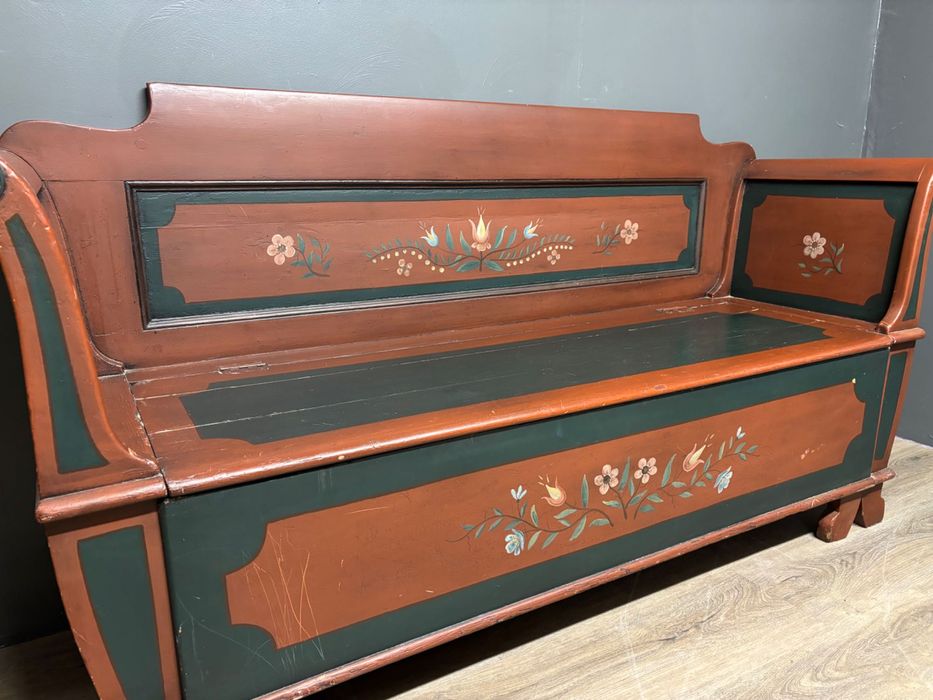 Banca antica cu lada de depozitare