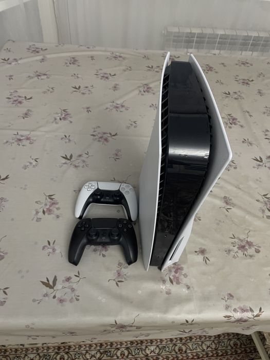 Продам PS5 с 2 джойстиками