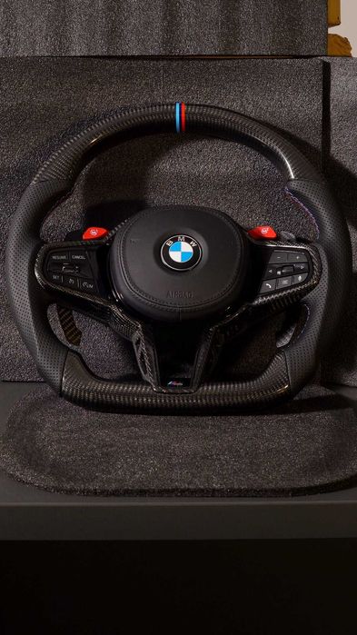Волан BMW G-Series – Карбон, Перфорирана Кожа и Червени Бутони