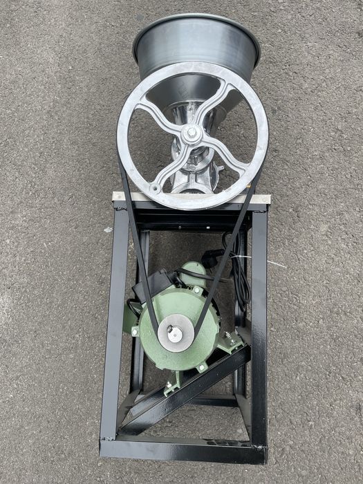 Masină de tocat carne din aluminiu cu motor Nr 32  2,5 kW /1400 rpm,