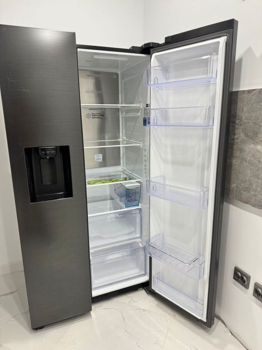 Холодильник с морозильником  Samsung