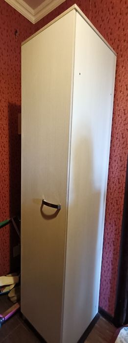 Продам срочно шкаф пенал.