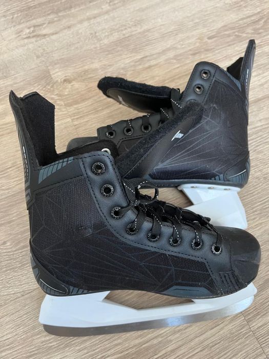 Коньки для мальчика 37 размер почти новые , катался  несколько раз .