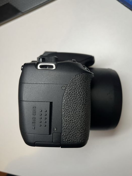 Canon 700D cu grip+Obiectiv 50mm 1.8+ blitz