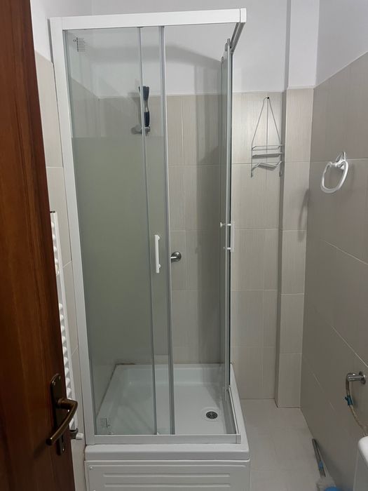 Baie completa cu cabină de duș, ghiuveta, mască de ghiuveta, bateri ghiuveta și cabina de duș, oglinda etc