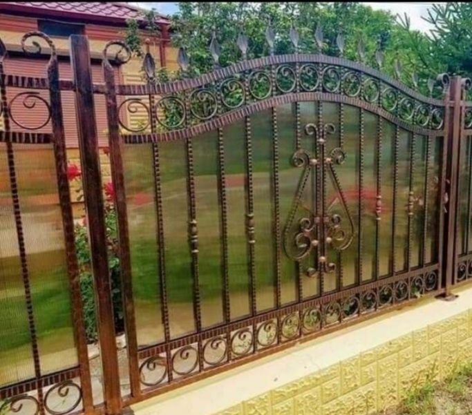 Porți, garduri și balcoane din fier forjat