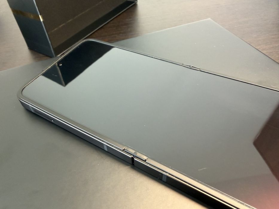 Samsung Galaxi Z Flip 7 FE 256RAM 8GB perioada funcționare 7 luni pret ușor negociabil!