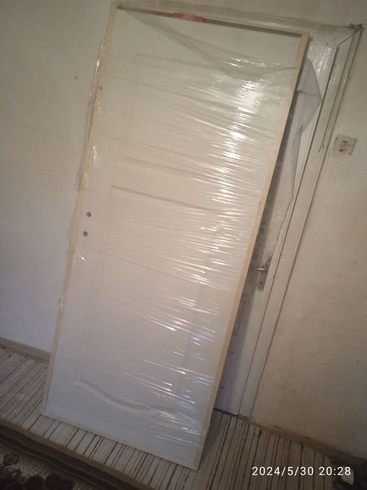 vând  ușa de lemn masiv