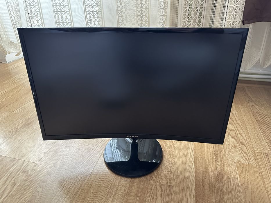 Monitor curbat Samsung