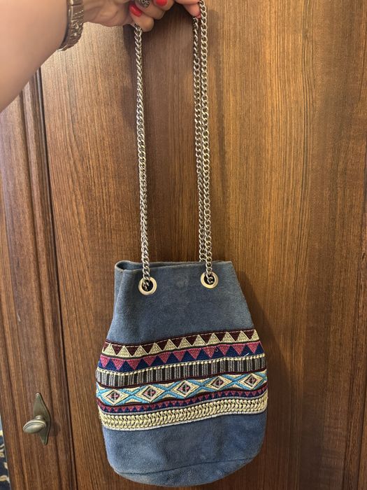 Geantă damă albastră cu broderie multicoloră și lanț metalic