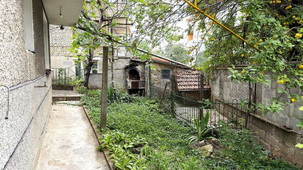 Триетажна тухлена къща с двор и барбекю, 206 кв.м, Разград