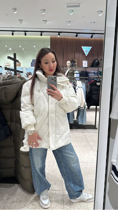 Продам куртку фирмы GUESS. Размер S. Покупала в Mega Silk Way.