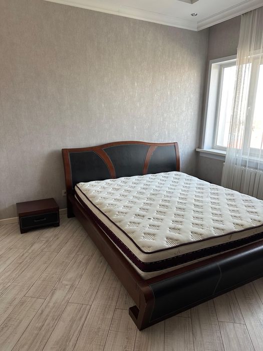 Кровать из натурального дерева