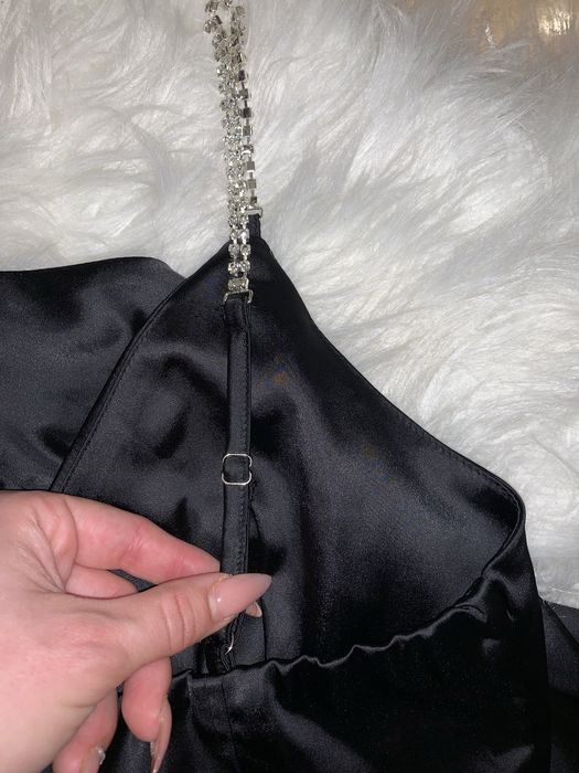 Rochie neagra satin slit picior decupaj strasuri eleganta sexy