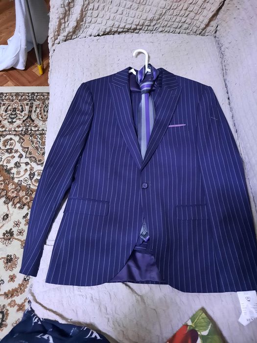 Классический костюм с галстуком