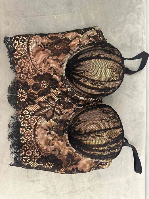 Бюстие с дантела и твърда чашка