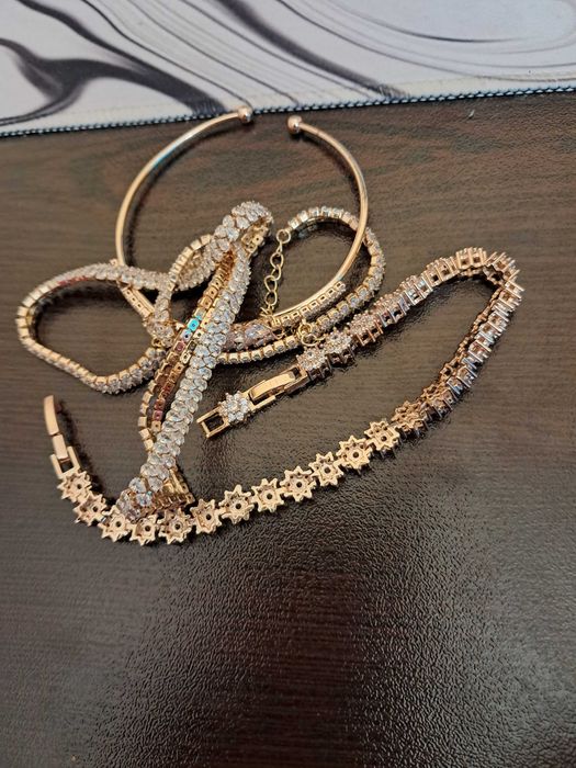 Продавам Дамски Бижута