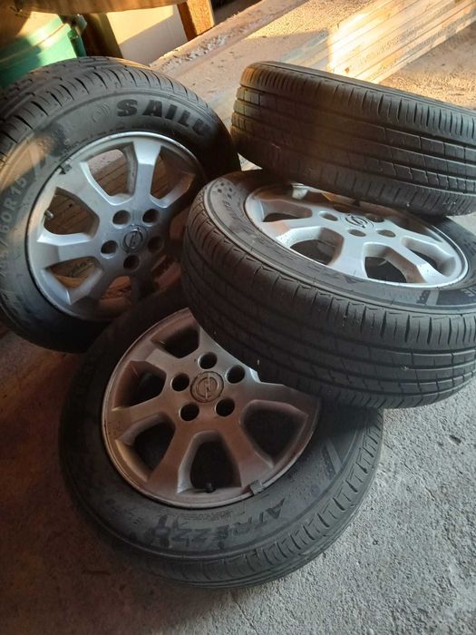 Vând set 4 jante aliaj 5 prezoane echipate cu cauciucuri noi de vară 195/60 R15