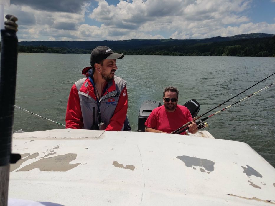 Продавам лодка с колесар каюта мотор 85коня