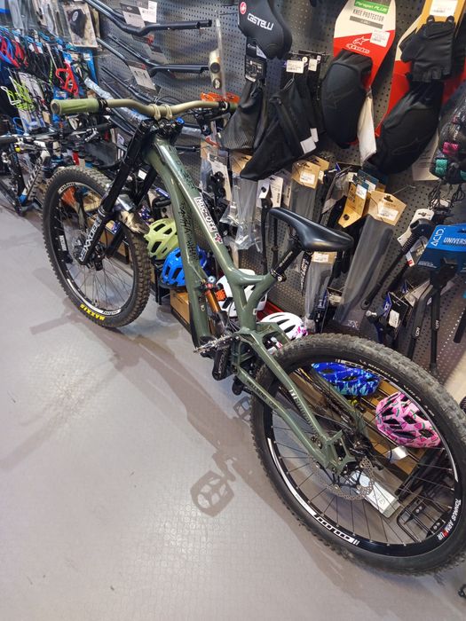 Commencal V4 supreme 2022.