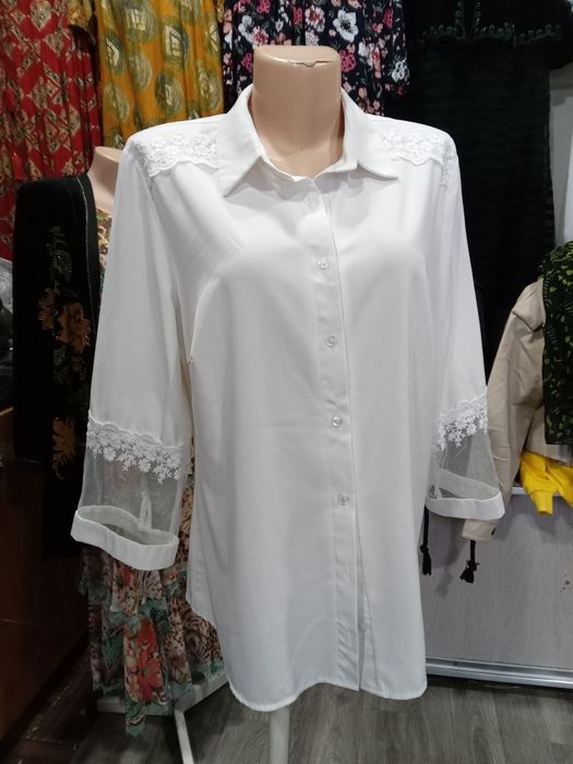 Продаеться кофта белая