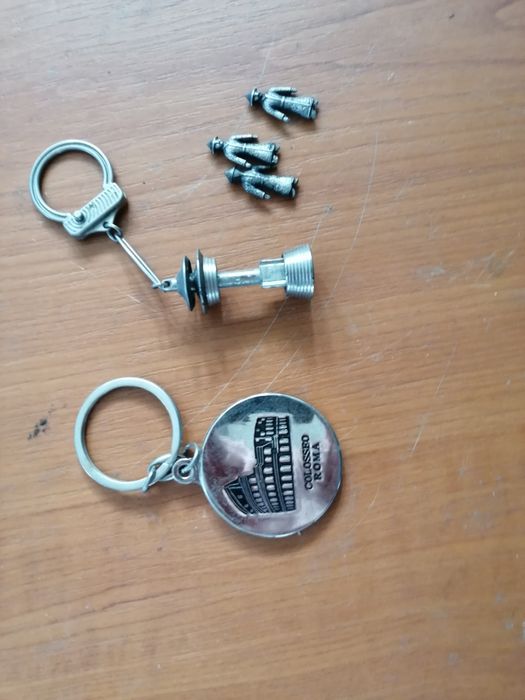 Breloc special Vietnam și Roma