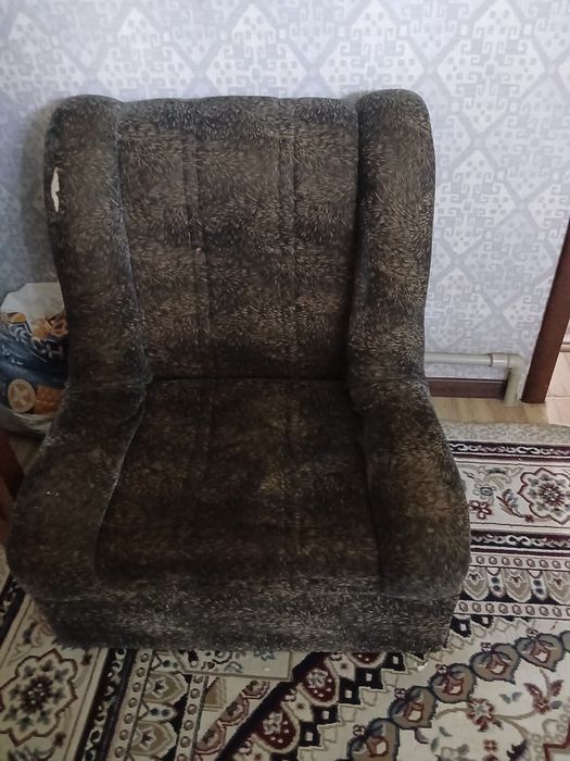 Диван екі креслосымен