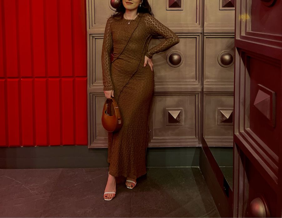 Свадебное платье очень нарядное и красивое.