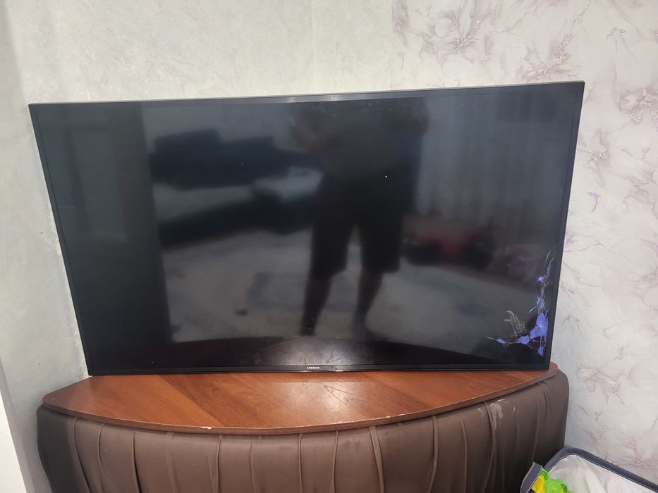 Продам телевизор на запчасти