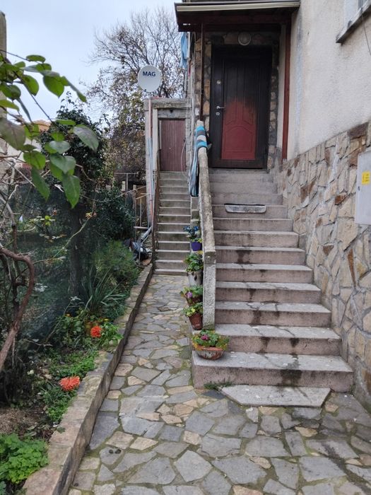 Етаж от къща с двор и гараж в център