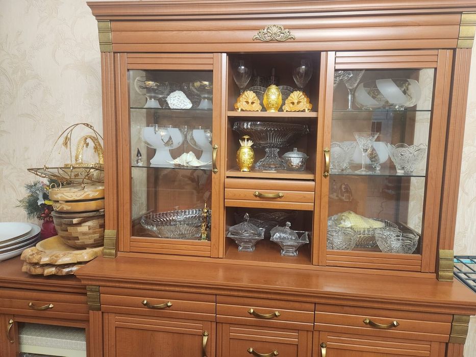 Продам люстры и стенку в зал