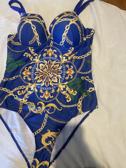 Цял бански в кралско синьо