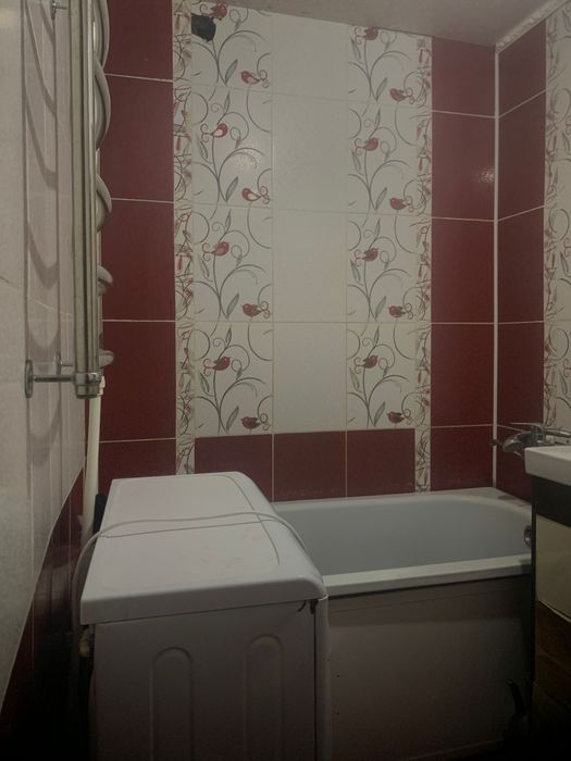 Срочно срочно  срочно  9 мил Абая 93 Срочно 2х ком 1 этаж полностью вс