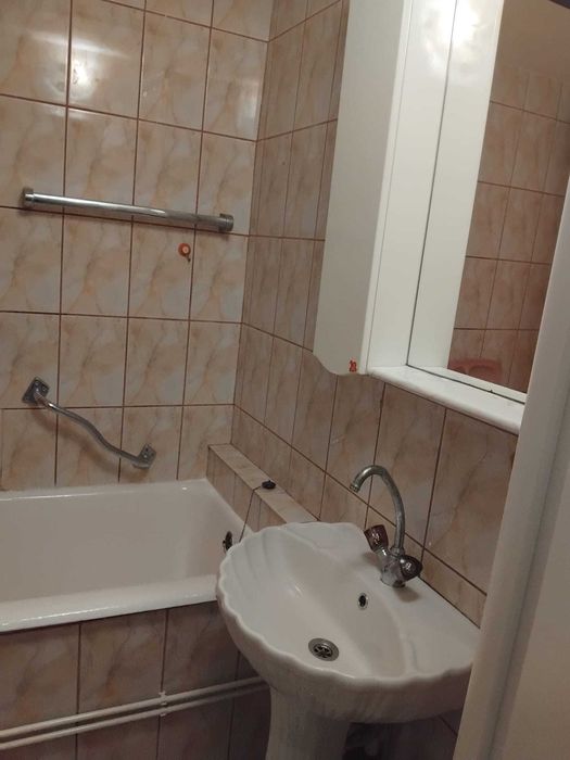 Închiriez apartament cu 2 camere