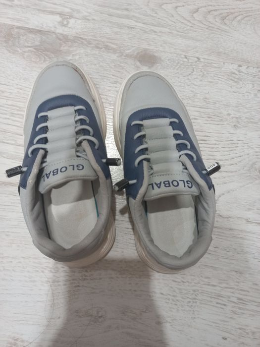 Продам детские кроссовки